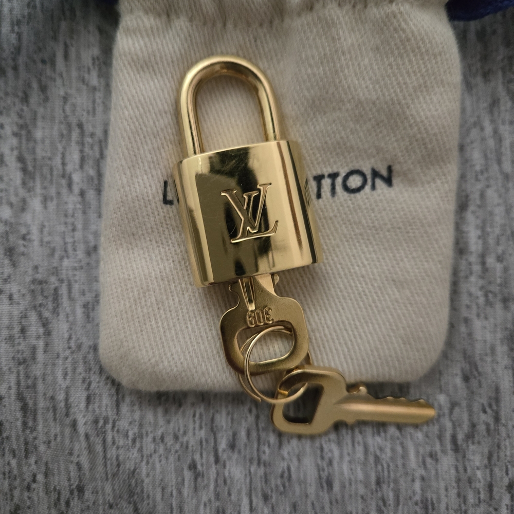 Louis Vuitton Gold Padlock witfinal. #309